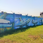 Забор топливного склада в аэропорту Симферополь украсило 270-метровое граффити с самолетами
